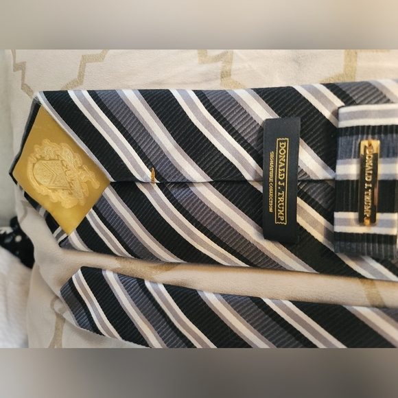 Classic Donald J Trump Tie - Picture 7 of 8